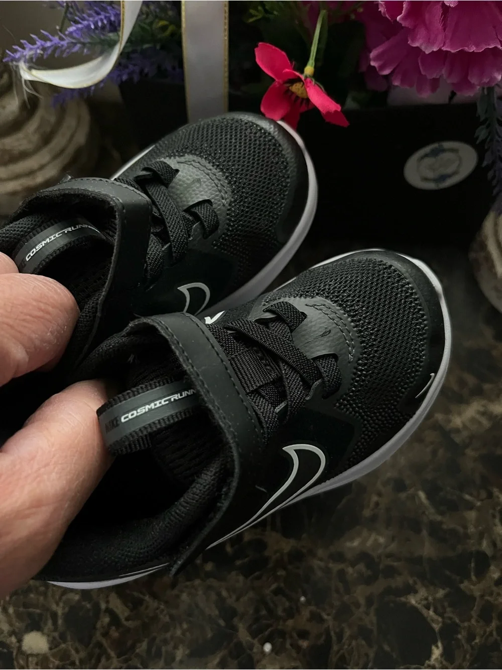 Nike Cosmic Runner Athlete/School Shoes Size 8C Unisex Black-White
